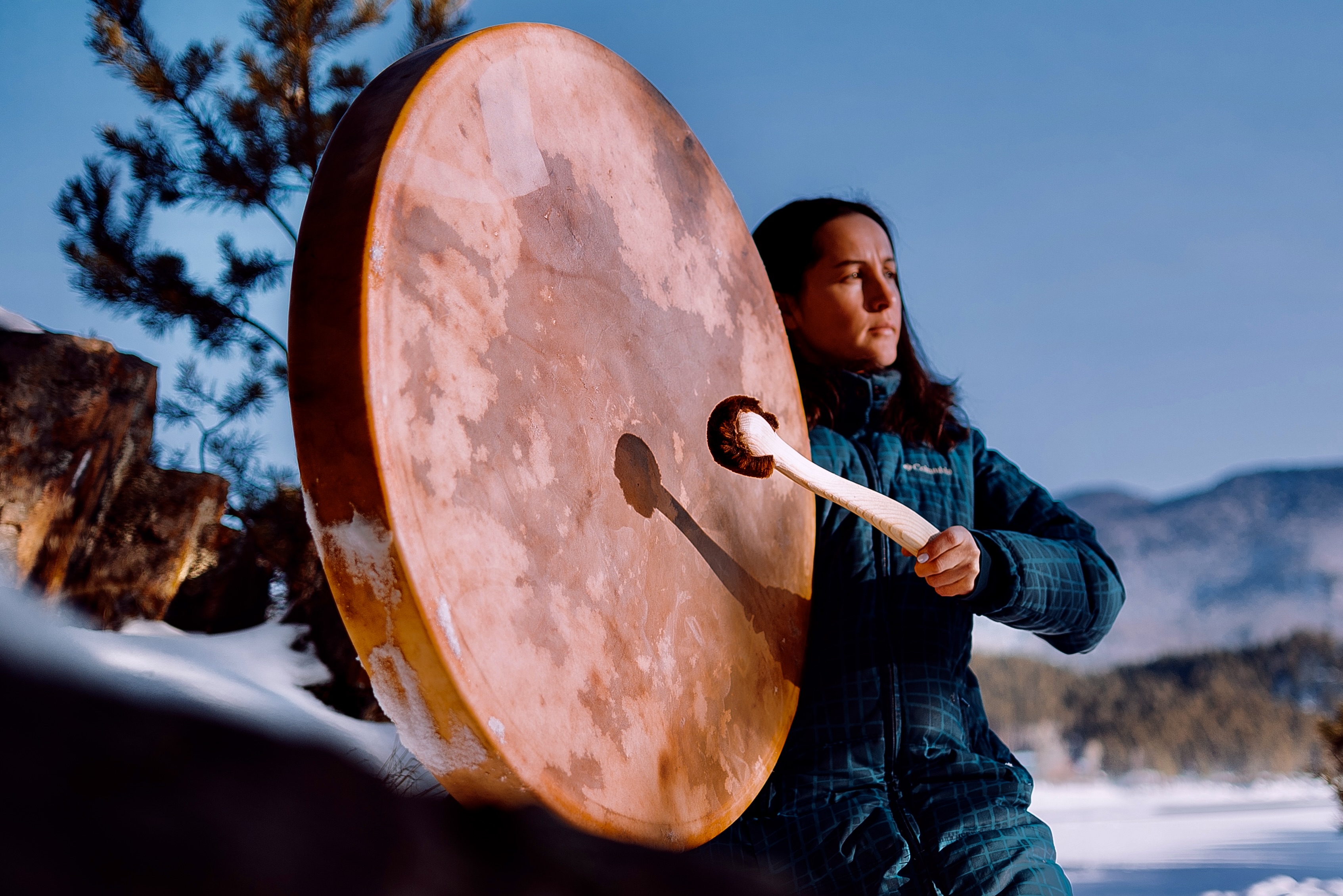 Holding a large vibration drum in the Altai winter