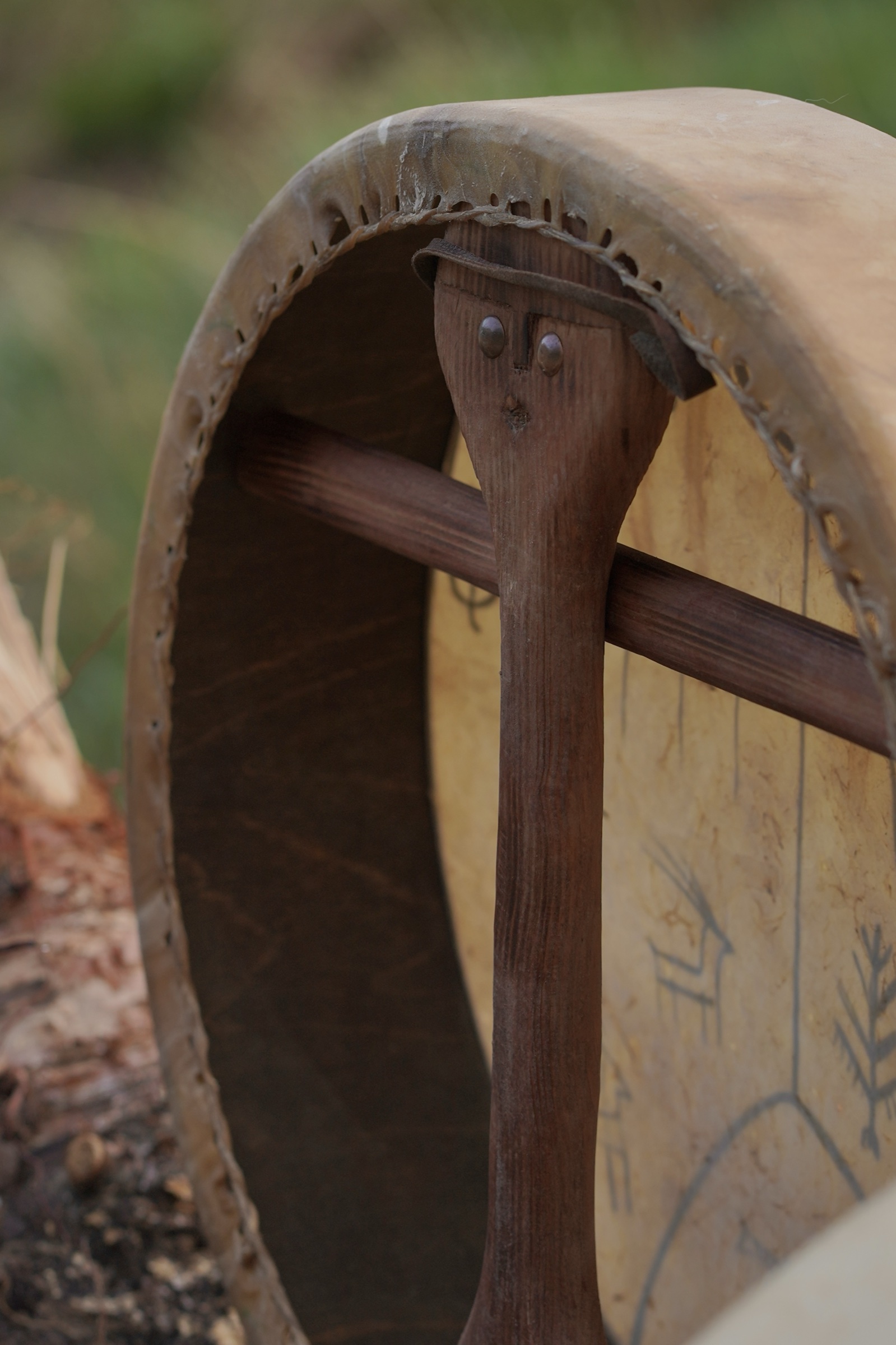 The handle from the back of the drum